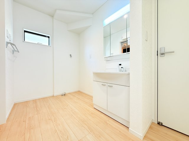 つくば市観音台第15　新築戸建の独立洗面台|収納力と機能性に優れたお手入れラクラクのゆったりとした洗面台で、朝の忙しい時間でも身支度準備がスムーズです。