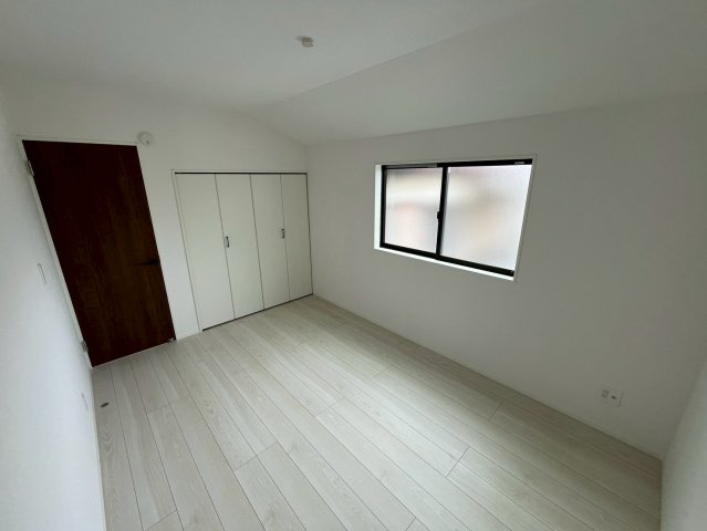 【仲介手数料無料】富士見市東みずほ台7期―新築分譲住宅―限定1棟の内観：施工例|(施工例)南東向きバルコニーと大きな窓が生む、明るく伸びやかな居室。2面採光により光と風が巡り、時間とともに表情を変える住空間に。毎日をやさしく包み込む、上質な住まいです。