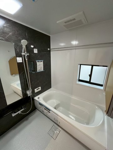 【仲介手数料無料】富士見市東みずほ台7期―新築分譲住宅―限定1棟の内観：施工例|(施工例)一日の疲れを優しく癒す、ゆったり広々とした浴室。保温浴槽で冬もポカポカ、お湯も冷めにくい。心までほぐれる、極上のリラックス空間です。
