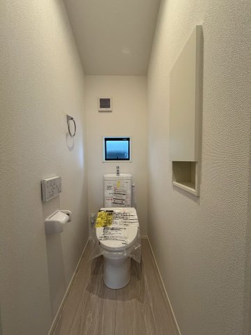 【仲介手数料無料】富士見市東みずほ台7期―新築分譲住宅―限定1棟の内観：施工例|(施工例)窓のあるトイレで、いつでも自然換気ができる快適空間。光が差し込み、清潔感のある明るい印象です。