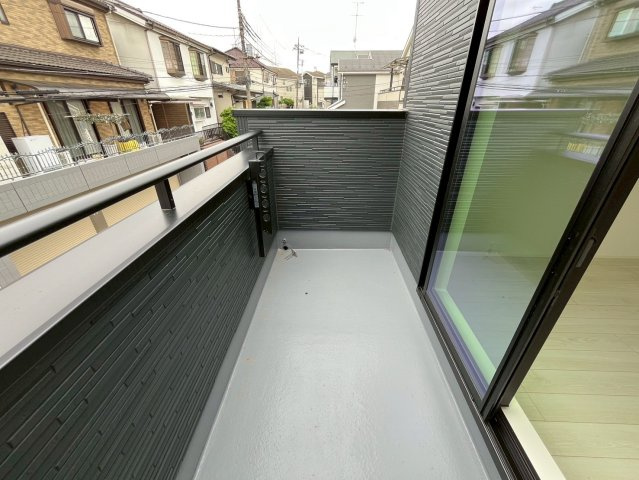 【仲介手数料無料】富士見市東みずほ台7期―新築分譲住宅―限定1棟の内観：施工例|(施工例)住まわれる人だけに許された専用の快適なバルコニー。めまぐるしく過ぎ行く日々の中でゆったりとした癒しを提供してくれる居住者のプライベート空間がここにあります。