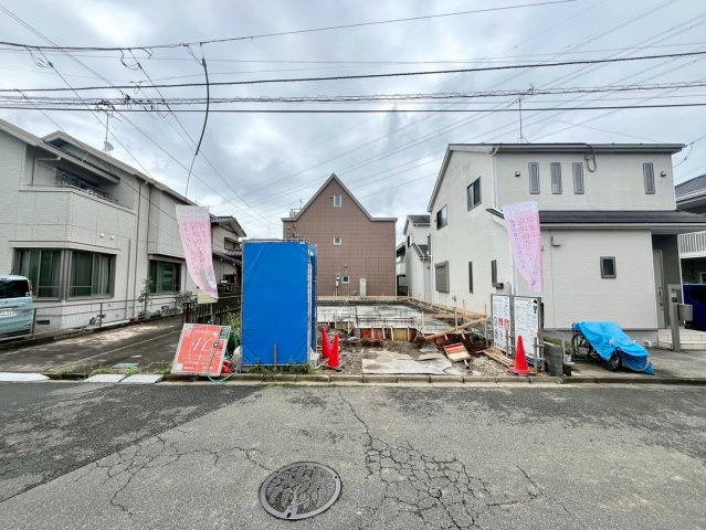 【仲介手数料無料】富士見市東みずほ台7期―新築分譲住宅―限定1棟の前面道路含む現地写真|閑静な住宅街に位置しているため、緑を眺めながら贅沢な時間をお過ごしいただけます。雰囲気の良い緑道はジョギングや毎日のお散歩コースにぴったりです。