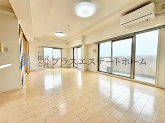 【居間・リビング】 | プレサンス神戸和田岬ステーションフロント | 広々約20帖のLDK♪バルコニーから光が差し込む明るいリビングです♪　