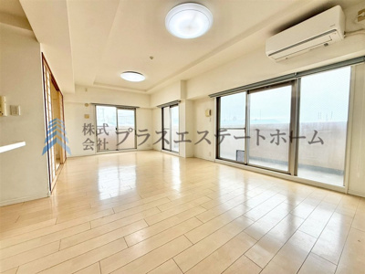 【居間・リビング】 | プレサンス神戸和田岬ステーションフロント | 広々約20帖のLDK♪バルコニーから光が差し込む明るいリビングです♪　