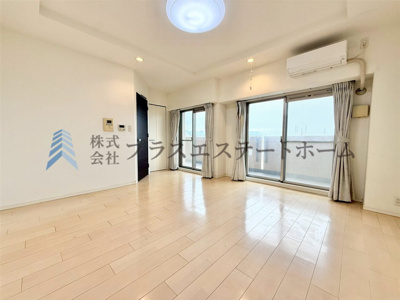 【洋室】 | プレサンス神戸和田岬ステーションフロント | 居室も広々約10.8帖♪シンプルな洋室でお部屋のコーディネートが楽しめます♪