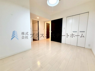 【洋室】 | プレサンス神戸和田岬ステーションフロント | どんな家具や敷物でも部屋に馴染みやすく、 コーディネートがし易そうですね♪