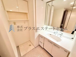 【その他】 | プレサンス神戸和田岬ステーションフロント | 朝の準備が楽にできる独立洗面台です♪身支度やお風呂上がり、寝る前の準備などの際に嬉しい大きな鏡付きです♪
