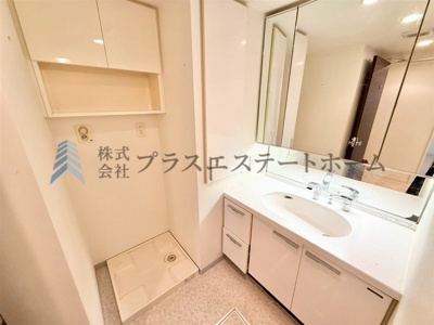 【その他】 | プレサンス神戸和田岬ステーションフロント | 朝の準備が楽にできる独立洗面台です♪身支度やお風呂上がり、寝る前の準備などの際に嬉しい大きな鏡付きです♪