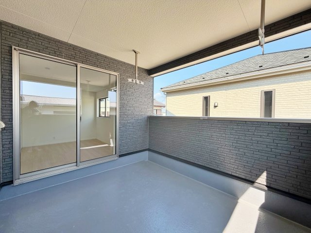クレイドルガーデン安城市榎前町第５のバルコニー|家族の洗濯物もまとめて干せるインナーバルコニー。天候を気にせず家事ができて助かります。