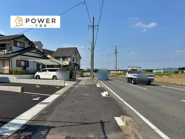 クレイドルガーデン安城市榎前町第５の前面道路含む現地写真|十分な幅が確保されており、車の出し入れもスムーズ。お子様の送り迎えなど、日常の動作も快適に行えます。