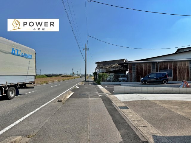 クレイドルガーデン安城市榎前町第５の前面道路含む現地写真|十分な幅が確保されており、車の出し入れもスムーズ。お子様の送り迎えなど、日常の動作も快適に行えます。