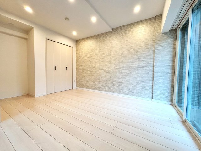 アーバンキャッスル江戸川駅前の洋室|自然光が心地よく入る、落ち着きあるプライベート空間。
