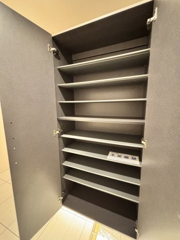 アーバンキャッスル江戸川駅前の収納|収納力のある下足入れが、玄関の美しさを引き立てます。