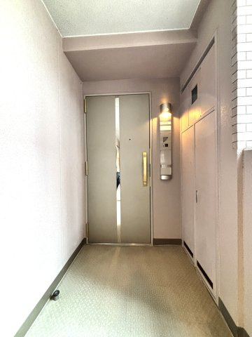 アーバンキャッスル江戸川駅前のその他共用部分|独立感のある玄関アプローチが、上質な暮らしを演出します。