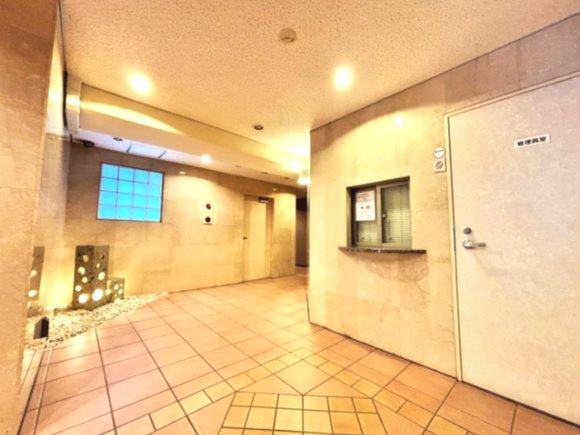 アーバンキャッスル江戸川駅前のエントランス|落ち着いた空間美が、住まう方やゲストをやさしく迎えます。