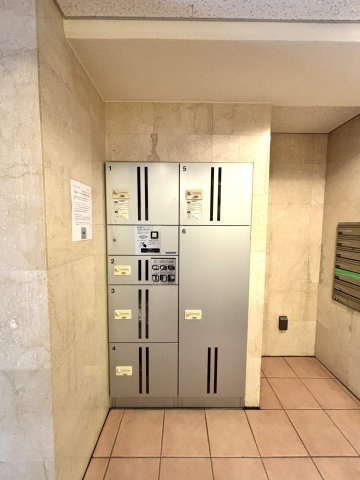 アーバンキャッスル江戸川駅前の設備|ネットショッピングも快適に楽しめる宅配ボックス付き。