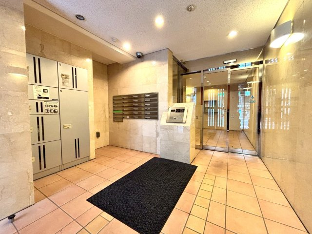 アーバンキャッスル江戸川駅前のエントランス|安心感を高めるオートロックを採用したレジデンス。