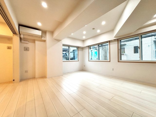 アーバンキャッスル江戸川駅前の居間・リビング|ゆとりある空間設計が、家族団らんの時間を豊かに彩ります。