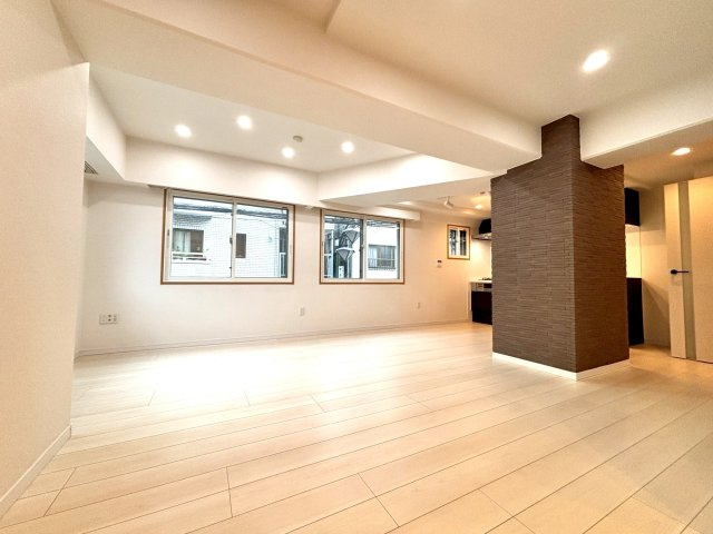 アーバンキャッスル江戸川駅前の居間・リビング|自然光と間接照明が調和する、上質なリビング空間。