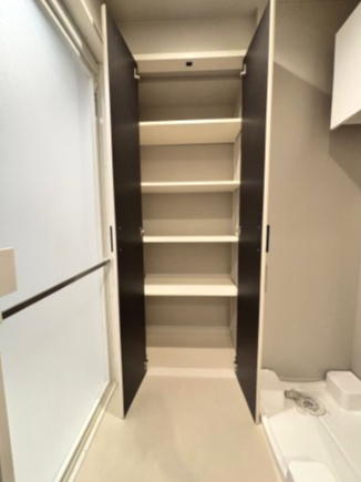 アーバンキャッスル江戸川駅前のランドリースペース|洗剤や日用品までしっかり収まる、収納豊富なリネン庫。