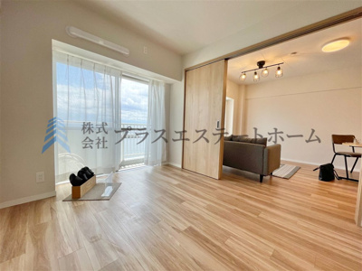 【居間・リビング】 | シーサイドシャトー塩屋 | 【当社施工事例】バルコニーに面したリビング♪フローリングはナチュラルな美しさがあります♪
