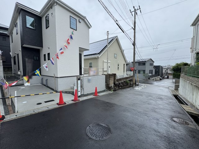 明石市松が丘３丁目新築戸建１号棟の前面道路含む現地写真