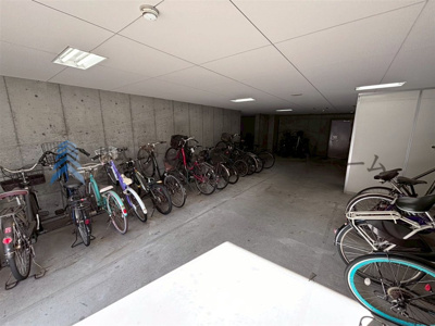 【駐輪場】 | ウインヒルズジェームス山  | 半屋内の駐輪場♪雨風・日光にさらされないので自転車の劣化を抑えることが出来ます♪