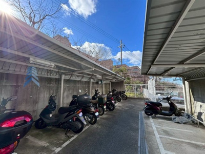 【駐輪場】 | ウインヒルズジェームス山  | 屋根付きが嬉しいバイク置場♪
