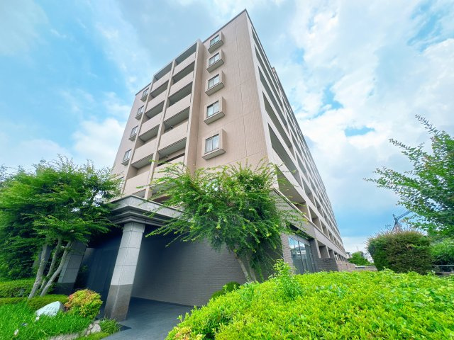 【外観】 | コスモ長丘パークフォルム☆仲介手数料無料☆ | 隣接する閑静な住宅街。徒歩圏内には遊具や緑の豊かな公園が点在し、のびのびと子育てができる環境が整っています。
