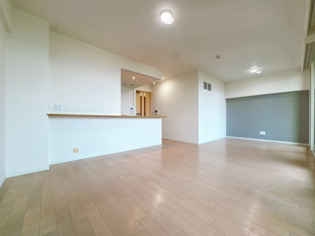 【エントランス】 | コスモ長丘パークフォルム☆仲介手数料無料☆ | 電車沿線から少し離れているからこそ得られる静かで開放的な住環境を享受しつつ、通勤・通学や休日のお出かけもアクティブにこなせるバランスの取れたロケーションです。