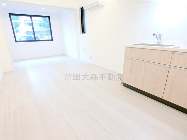 ADORE URBAN大森町Aの居間・リビング