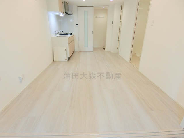 ADORE URBAN大森町Aの居間・リビング