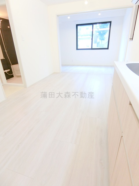 ADORE URBAN大森町Aの居間・リビング