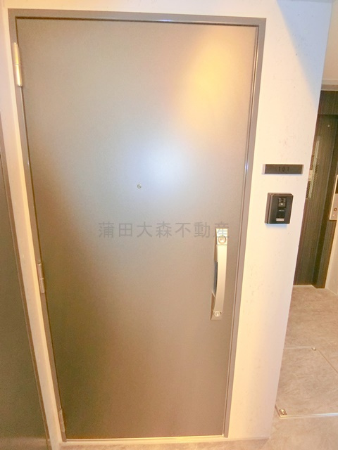 ADORE URBAN大森町Aの玄関