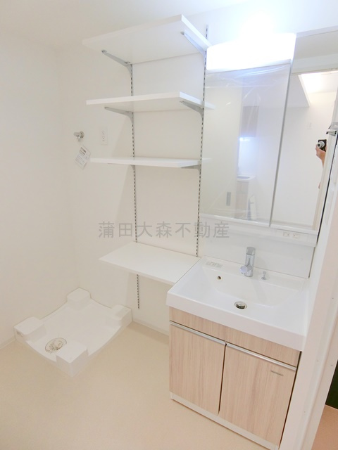 ADORE URBAN大森町Aの洗面所|洗面脱衣所　独立洗面台　洗濯機置き場