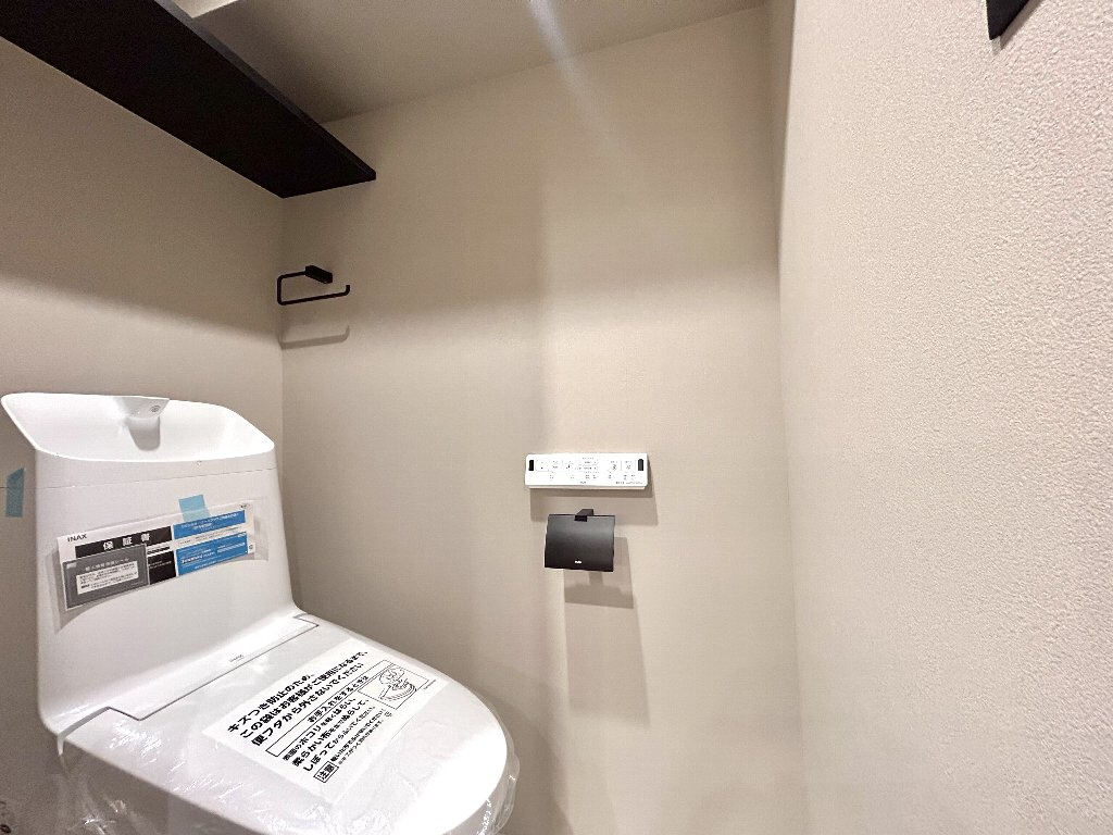豊栄荻窪ステーションプラザ　中央線　荻窪のトイレ|温水洗浄機能付トイレでございます。
ホルダー類や棚の一つ一つも拘りが感じられます。