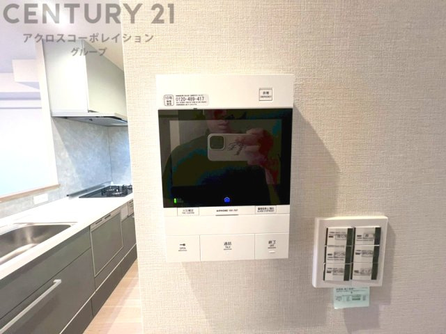 訪問者が来たときにテレビ画面で確認できるため、安心してドアを開けられます。録画機能があるものもあり、留守中に来訪者を記録しておくことができます。利便性が高く、セキュリティ面でも安心です。