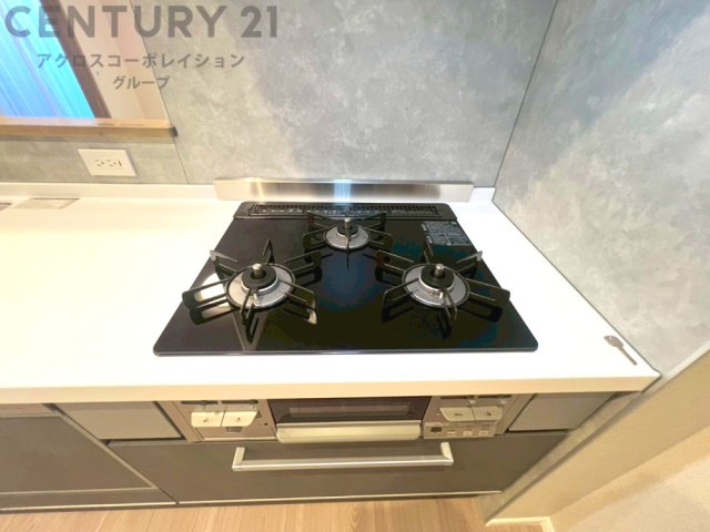 多数の調理器具を同時に使用でき、料理の効率化が可能。省エネで節約になり、様々な料理スタイルに適応できます。また、火力調整が独立しており、手入れや掃除もしやすく、今よりもっとお料理が楽しくなるかも。