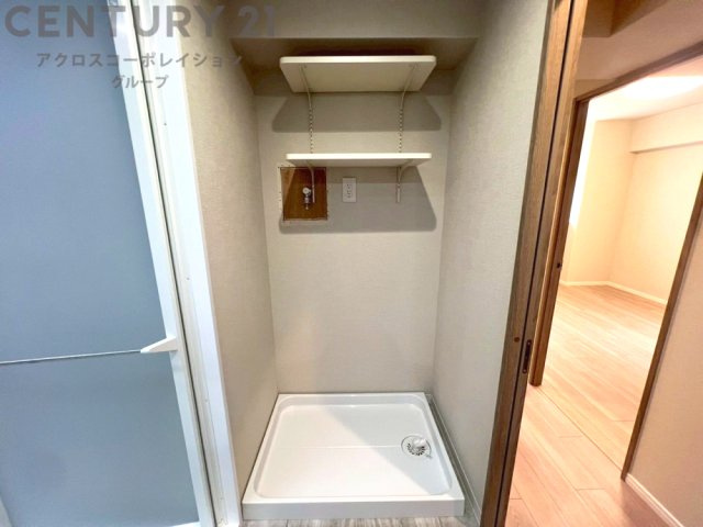 洗濯物の仕分け作業がしやすく、整理整頓が容易になります。洗濯音や湿気を他の部屋に持ち込まず、生活環境を快適に保ちます。上部を活用すれば収納スペースを確保でき洗剤や洗濯用品の整理もしやすくなります。