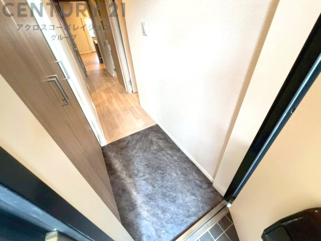 大きな玄関収納付きの玄関です　家族皆様の履物をしっかり収納できます
