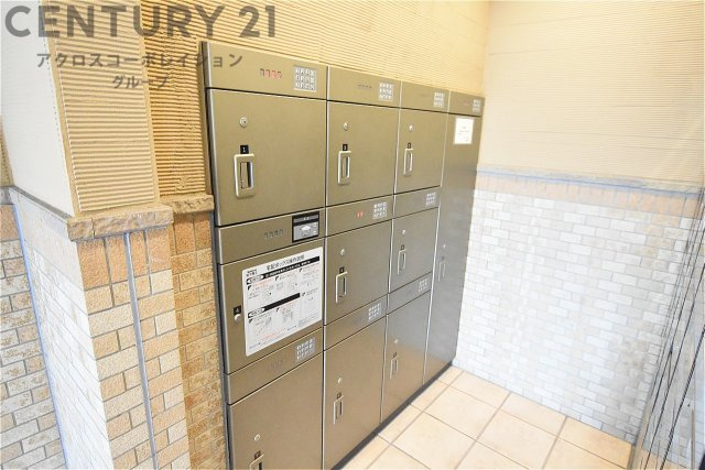 宅配ボックスは荷物の受け取りや配達が便利で安全です。不在時でも荷物が確保され、盗難や損傷のリスクが減少。受け取り時間の柔軟性が向上。外出先からでも荷物の受け取りや預けが可能となります。