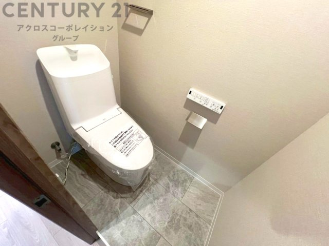 温水洗浄便座付トイレは温水洗浄機能により、暖かい水でおしりを洗浄することができ、冷たい水を使う従来の便座に比べ、温水洗浄機能で暖かいトイレを提供し、快適な使用を可能にします。
