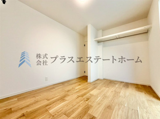 【洋室】 | 須磨区多井畑池ノ奥口新築戸建 | 1階にはオープンクローゼットを設置♪ブティックのようなディスプレイにもできそうですね♪