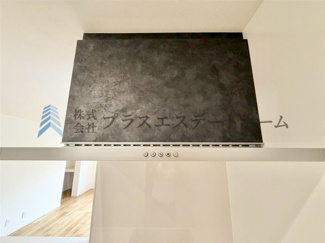 【キッチン】 | 須磨区多井畑池ノ奥口新築戸建 | 圧迫感を与えないスリムなデザインが魅力のレンジフードです♪