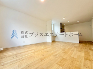 【居間・リビング】 | 須磨区多井畑池ノ奥口新築戸建 | 吊戸棚がない分、開放的で圧迫感のないシステムキッチン♪