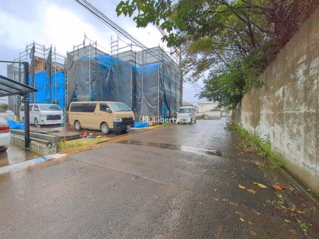 守谷市松ケ丘6期　新築戸建　1号棟の前面道路含む現地写真