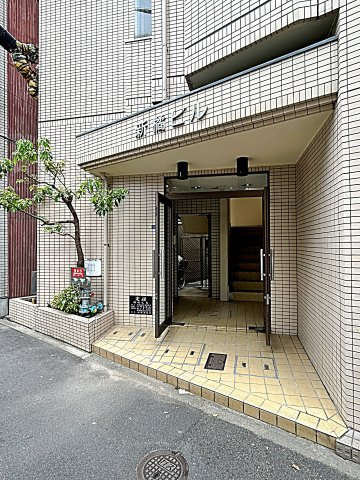 新橘ビルのエントランス