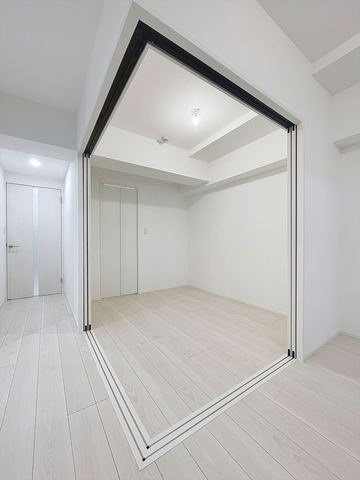 ウェルス雑餉隈駅前の居間・リビング|【駅近く】綺麗な室内、白を基調したフローリングで
やわらかな採光が快適な暮らしを彩ります♪