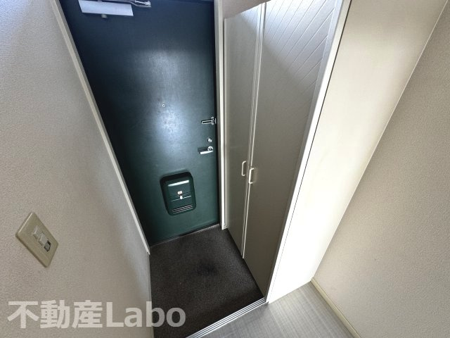 ハイツもみの木の玄関