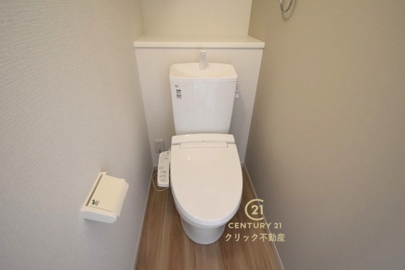 ケイアイフィット　ひたちなか市東石川　8期 　限定1棟！のトイレ|１階と２階、２ヶ所に清潔なトイレ。お掃除しやすいシンプルなデザイン。
毎日使う空間と機能だから、いつまでも清潔なスペースであってほしいのがトイレです。